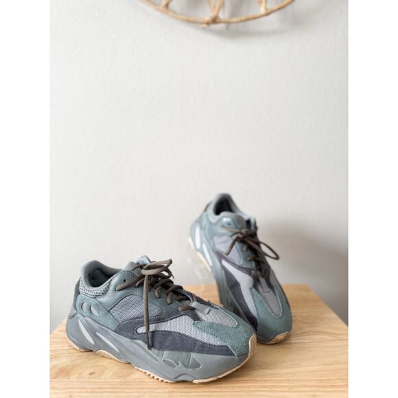 Adidas Yeezy Boost 700 Teal FW2499 Mens Size 9 - Picture 1 of 16